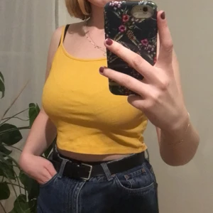 Linne croptop - Kort linne från bikbok. Det är lite mer orange-gult i verkligheten än vad som syns på bild! Köparen står för frakt🌸