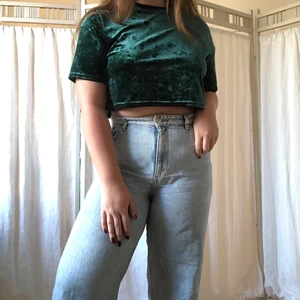 Croppad sammets t-shirt - Supersöt grön croppad t-shirt i sammetsmaterial från Urban Outfitters.💚 Nästan aldrig använd och väldigt fint skick! Storleken är S men funkar på en M också, även XS då den blir lite oversized. Köparen står för frakten✨
