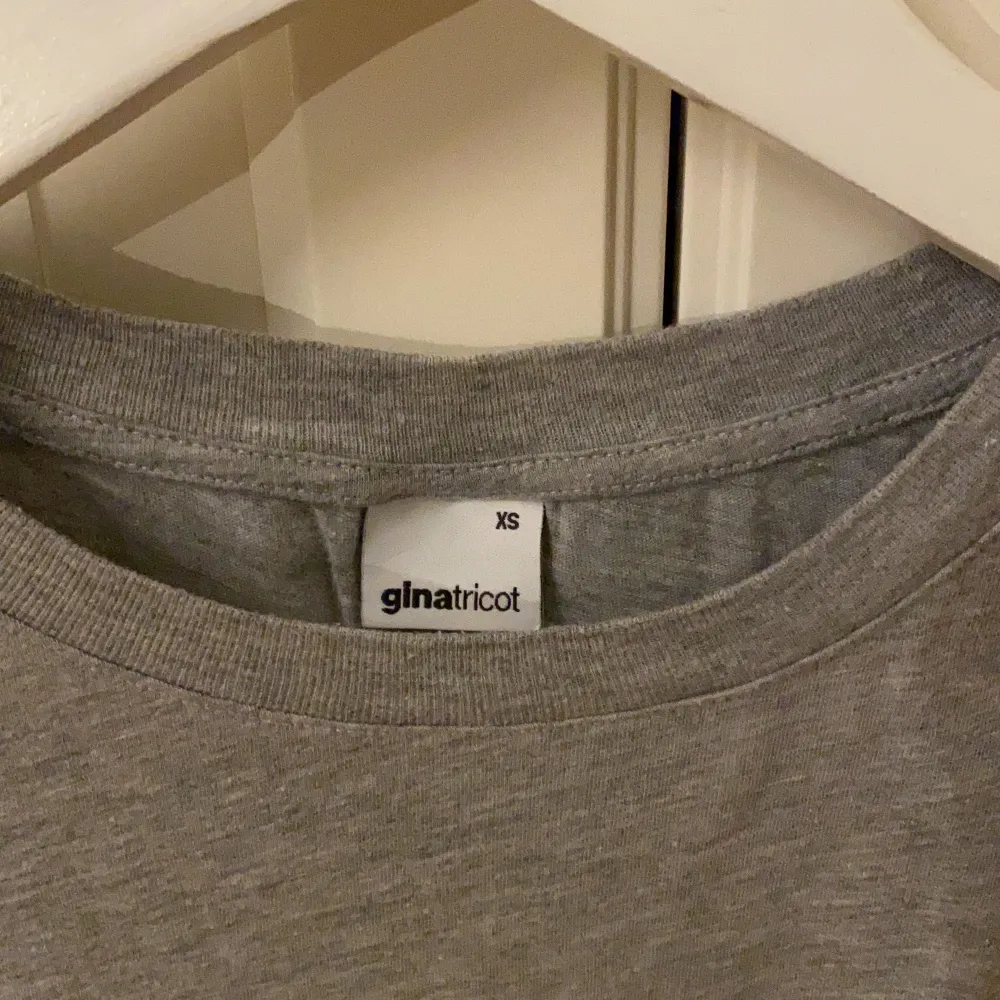 T-shirt från Gina tricot i storlek XS ☺️🤍 Denna t-shirt är i fint skick och är använd max 1 gång. Samfraktar gärna med andra plagg och betalning sker via Swish <33. T-shirts.