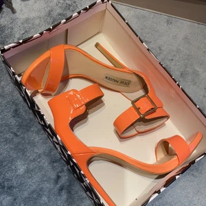 Persika färgade klackskor  - Persikofärgade klackskor från ”Steve Madden”. Har ej lyckats fånga färgen, så dem går lite mer åt det rosa hållet än vad som syns. Använda under någon timme.