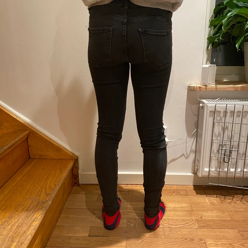 Fin fina Jeans storlek 36 från gina tricot pris 100kr (exklusive frakt) skriv om du är intresserad. Jeans & Byxor.