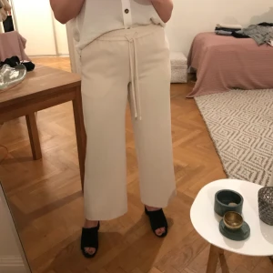 Kostymbyxor - Ljusrosa kostymbyxor med resor och snöre i Midjan. Väldigt sköna och luftiga.