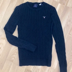 Polo ralph lauren tröja med flätat mönster.  - Aldrig använd, ny pris 1200kr säljer för 900-800kr. Säljer för att den har blivit för liten. Storlek M men sitter som en S också. 