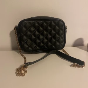 Handväska  - En liten handväska med långt band till, från H&M. Använd fåtal gånger.