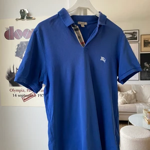 Piké från Burberry  - Piké från Burberry, köpt på NK i Göteborg. Storlek: L (BUDGIVNING I KOMMENTARSFÄLTET ifall fler är intresserade, köpare står för frakt och betalar via Swish🖤)