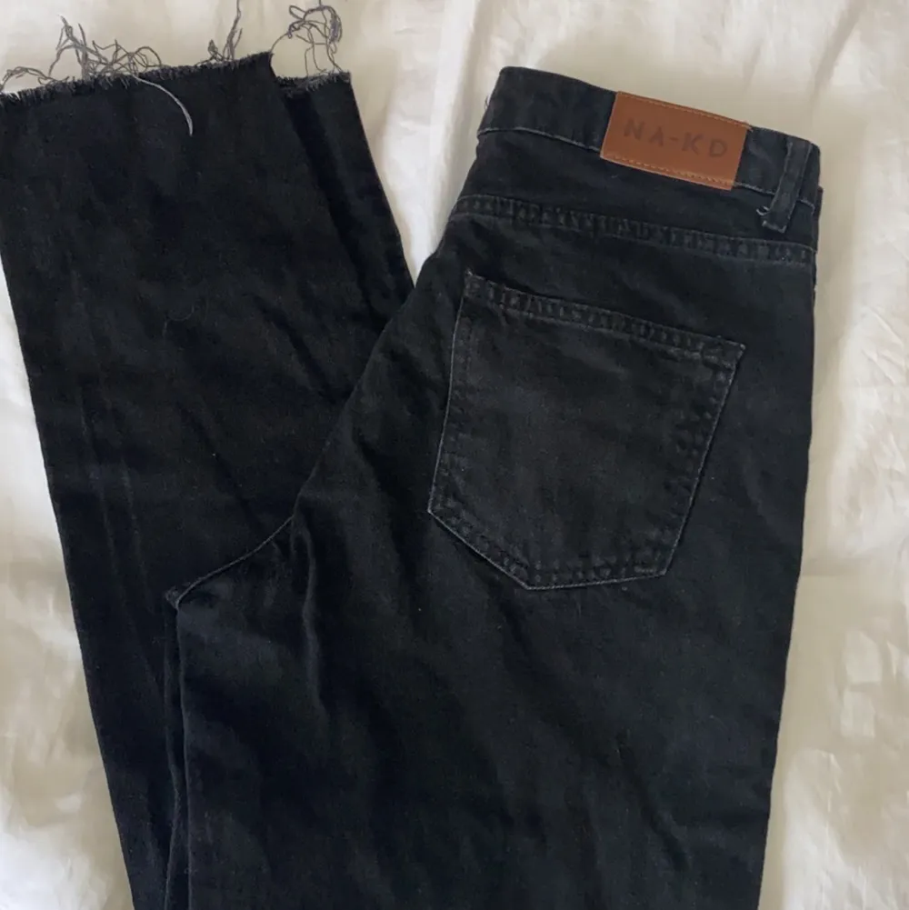 Säljer ett par raka jeans från NA-KD med raw kant ner till!🤩 byxorna är tighta i rumpan och lösare ner till!!. Jeans & Byxor.