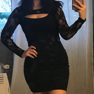 Svart klänning XS - Putsar spegeln till nästa plagg😀 superfin svart klänning!! Använd vid skolavslutning enbart, 2-3 gånger. Materialet är förvånansvärt varmt och tjockt. 