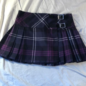 Mini skirt - En super söt mini skirt som tyvärr är förliten... Skulle säga att den är typ xxs. Helt i nyskick! Från The kilt. Buda i kommentarerna, höj med minst 10kr. Startbud: 70kr Ledande bud: 190kr :) avslutas 29/1 kl 16:00. Köparen står för frakten <3 (kan tyvärr inte ta bild på passformen då den är alldeles för liten för mig..)