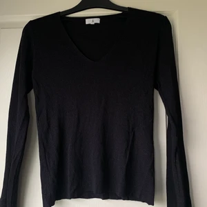 Svart basic topp  - En svart basic topp från Åhléns! Materialet är viskos. Fint skick! Hör av er vid frågor✨