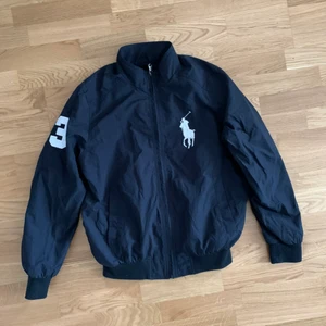 Polo jacka strl L - Polo jacka i strl L, vindjacka, frakt tillkommer.