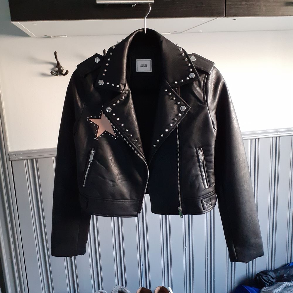 En riktig statement PU-läderjacka från BabeHype! Köpt för 89$+frakt etc. Fint skick! Markerad: S men passar bra på mig som även brukar ha XS-om man tänker att den ska sitta skönt i ärmar osv(beror på önskad passform)-referera till bild 3 där jag bär den. Frakt tillkommer på 50kr(jag står för resten då vi delar på frakten!❤).. Jackor.