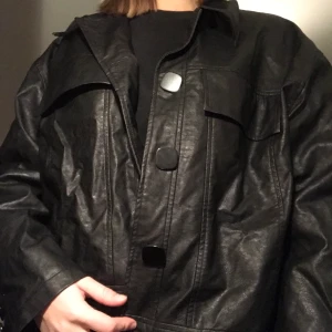fejkskinn jacka, nakd - fejkskinn oversized jacka från nakd. köpte den på plick och har själv bytt knappar och sytt om kragen då den var väldigt stor. har tyvärr inte fått mycket användning av den då jag har en hel del andra jackor. köparen står för frakt