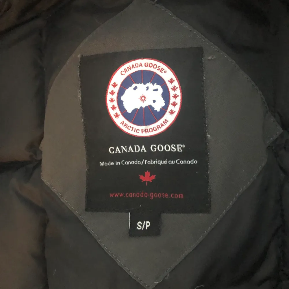 Grå Canada Goose jacka i storlek S. Jackan har en avtagbar päls och är lätt figur sydd. . Jackor.