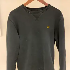 Lyle&scott sweatshirt köpt begagnad i bra skick.