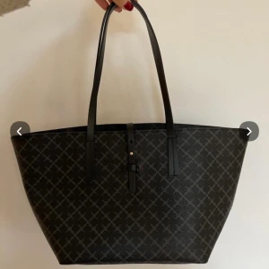 Väska - Väska från by malene Birger och tillhörande clutch säljes. Båda är helt oanvända, kan skicka för fler bilder om så vill. Detta är handväsk - modellen. Höjd på väskan 28 cm längd 47 på ett ungefär, då denna modell inte finns tillgänglig längre. 