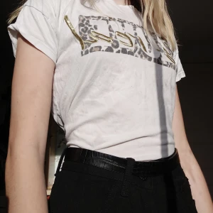 Love is real t-shirt - Detta är en t-shirt som jag köpte för 6 månader sedan. Knappt använd och i ny skick.