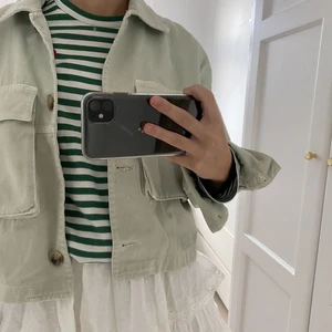 Zara jeansjacka - Första bilden är lånad!!! En jättefin mintgrön jeansjacka från Zara. Strl S, använd ca 1 gång så i väldigt bra skick! Köparen står för frakten på 99kr!