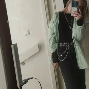 En oversized skjorta från H&M! Strl XXS men skulle verkligen säga att den passar minst XS! Väldigt ljus grön💚 Köpt i sommras och använd och tvättad några gånger! OBS! köparen står för frakten och Priset kan diskuteras ⚠️ Vid frågor eller mer bilder hör av dej🥰