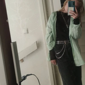 Oversized skjorta Lime grön - En oversized skjorta från H&M! Strl XXS men skulle verkligen säga att den passar minst XS! Väldigt ljus grön💚 Köpt i sommras och använd och tvättad några gånger! OBS! köparen står för frakten och Priset kan diskuteras ⚠️ Vid frågor eller mer bilder hör av dej🥰
