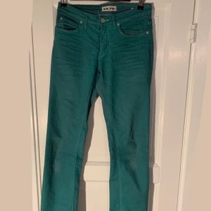 Acne Jeans  - Mörkgröna Acne jeans! Säljer pga fel storlek                             Storlek: 28.                                                                                   Kan antingen frakta eller mötas upp i Stockholms innerstad🌟