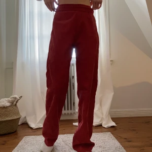 röda manchester byxor❤️ - raka röda manchesterbyxor! bra skick! jag är 165cm❤️