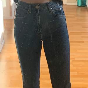 Ett par jätte fina mom jeans från pullk&bear. Väl använda men ser nya ut. Storleken är 34 men passar nog också 32.