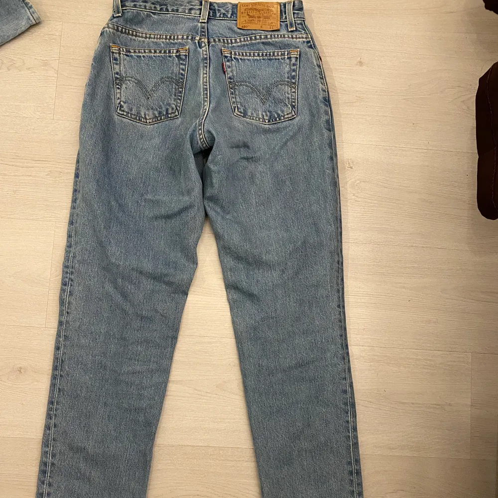 Vintage jeans från Levis som är köpa i New York. Finns ingen storlekslapp men är nog ungefär i storlek small!. Jeans & Byxor.