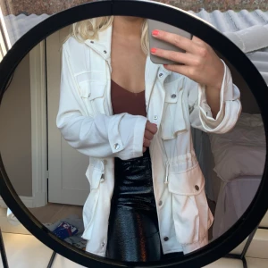 Vit jacka/kavaj - Snygg vit jacka/kavaj, som är tunn och passar perfekt när det är lite varmare ute 💛 Oversized och i vit/naturvit, passar perfekt på mig med storlek 36!! Köptes för 500kr använd 2 gånger, buda i kommentarerna!!