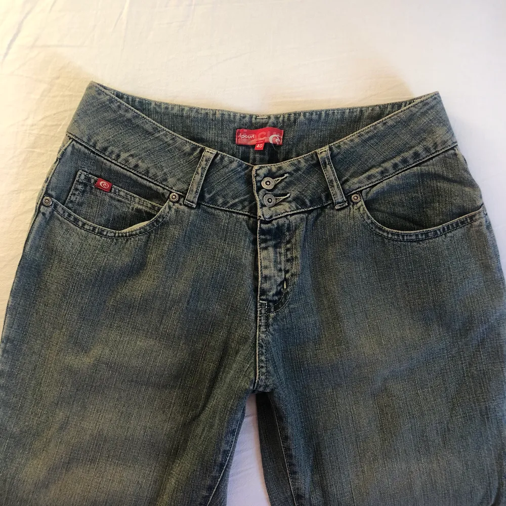 Lågmidjade baggy jeans från surfmärket Rip Curl. Har inga bilder på då de är för små! Står stl 40 i jeansen, men de är snarare en 34-36:a. Midjemått: 73cm. Innerbenslängd: 83cm. Passar bäst på XS-S ❤️. Jeans & Byxor.