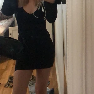 Jeans kjol - 🤎Jätte fin Jeans kjol i storlek XS som säljs då den inte kommer till någon användning.                               🤎Endast använd några gånger så den är i nyskick.     Kjolen har fickor på baksidan vilket är super bra och snyggt.                                                                         📦 Köparen står för frakten.    