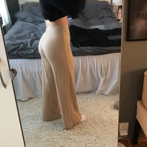 vida byxor i skönt material - köpta på gina tricot använt 1 gång. super sköna och stretchiga. en fin beige färg o sitter fint på kroppen. frakt tillkommer. 