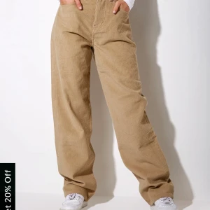 Trendiga overzised corduroy brallor  - Ett par beiga overzised corduroy byxor med prislappen kvar, helt oanvända. Passade tyvärr inte mig annars hade jag behållt de:( Köparen står för frakt eller så kan jag mötas upp i göteborg:) 