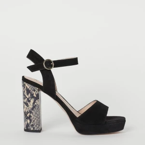 Klackar  - Ett bar sandaletter i mocka. Aldrig använt. 