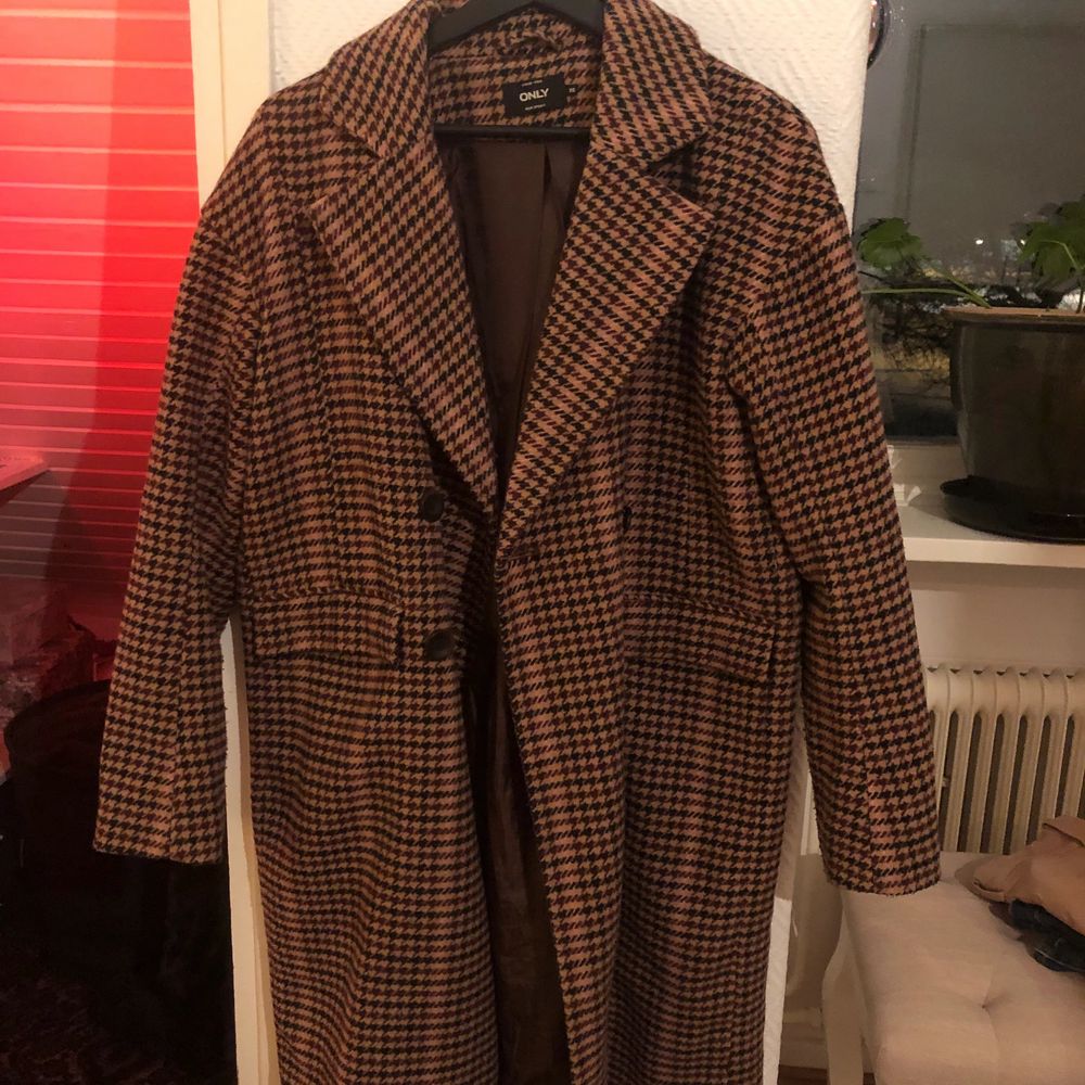 Kappa från Only som jag köpte för ett år sen. Den är i ullmix och sitter absolut inte som en xs då den är oversize. Passar vinter, vår och höst. Skicket är bra och den har inga defekter förutom att den är använd då. Säljer eftersom jag haft på mig denna ALDELES för ofta, dax o köpa ny. Skriv gärna om ni har fler frågor eller vill ha bättre bilder❤️ (jag är 165 lång). Jackor.