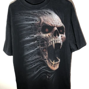 Vintage tshirt - Vintage Skull Tee med tryck både fram och bak + en riktigt fin vintage fade💀✨ • Size: L • Cond: 9/10 • Mått:  Längd: 71cm Bredd: 56cm