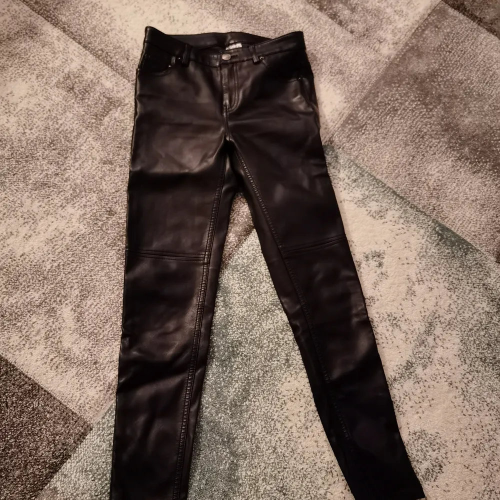 Super coola lågmidjade svarta byxor i skinnimitation. Använda ett fåtal gånger då de inte riktigt passar mig i storlek. . Jeans & Byxor.