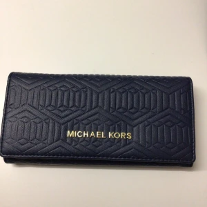 Michael Kors plånbok  - Michael Kors dam plånbok. Använd några gånger. 