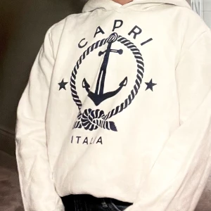 Hoodie  - En vit hoodie med ett ankare i mitten😊