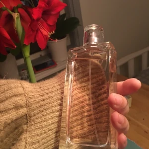 Evidence parfym yves rocher  - Helt ny bara sprutat för att lukta på den. Parfymen har en sött blommig lukt❤️ kom med pris förslag 