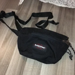 Eastpak väska svart - Fint skick, inte använd. Skickas mot fraktkostnad.