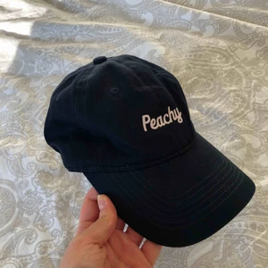  - Extremt gullig keps från Brandy Melville i marinblått🥰 Super bra skick! Du som köpare står för frakt❤️