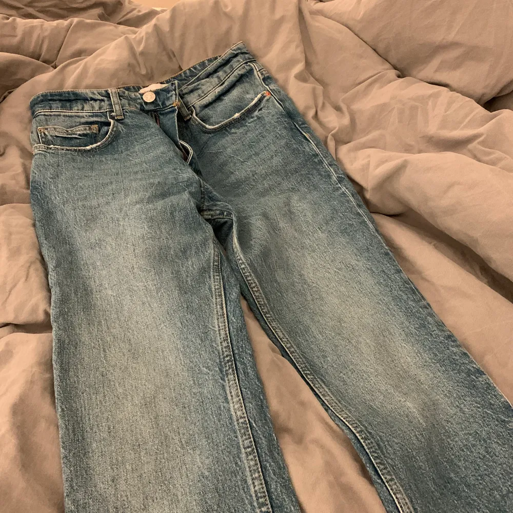 Ett par jeans från zara. De är nästan helt nya då jag hade bara använt 2ggr. Säljer den p g a den var för stor på mig. . Jeans & Byxor.