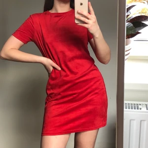 ZARA Klänning - Supersnygg klarröd klänning i mocka-imitation, köpt i Berlin.🍷 Supermjukt tyg och ganska stretchig. Knappt använd! T-shirt modell typ, jättefin ganska rak passform! Frakt kan diskuteras, jag är 166cm ❤️