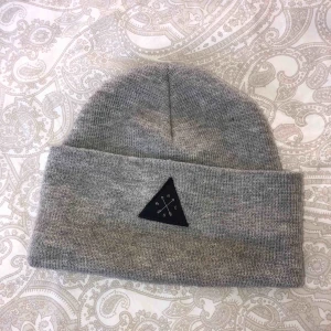  - Varm, snygg och skön mössa ifrån Gina Tricot. Mycket bra skick och du som köpare står för frakten ❤️❤️