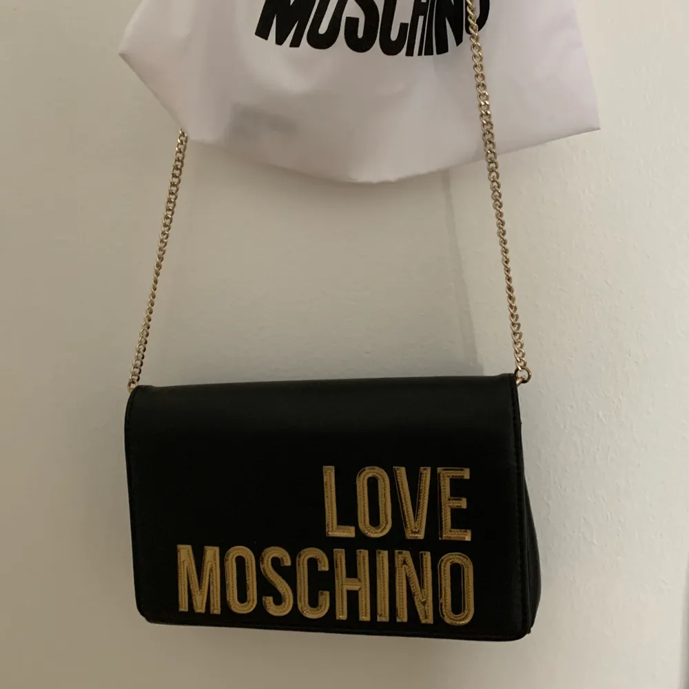Liten väska med gulddetaljer ifrån Love Moschino, äkta. Köpt för 1200kr. Dustbag finns kvar!🥰 Köparen står för frakten. Pris: 250kr 🤩. Väskor.
