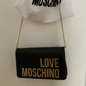 Liten väska med gulddetaljer ifrån Love Moschino, äkta. Köpt för 1200kr. Dustbag finns kvar!🥰 Köparen står för frakten. Pris: 250kr 🤩