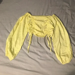 Crop topp - Långärmad crop topp. Aldring använt. Skriv privat vid intresse och frågor. Köpare står för frakt!