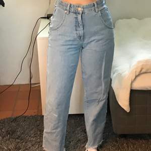 Super fina Jeans från Pull&Bear, använda endast ett fåtal gånger. Sitter superfint och är så gott som nya, behöver dock en ny ägare som använder dom mer🦋 Passar mig som har xs-s i byxor! 