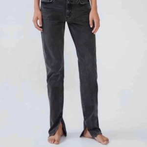 Gråa Zara jenas med slits - Säljer mina gråa zara jeans med slits. Vändigt bra skick i storlek 34 som är slutsålda. Skriv för fler bilder💕