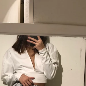 Crop top - Super snygg långärmad crop top, lite puffiga armar vilka är svin snyggt! Perfekt för fest eller för att piffa upp vardagen. Köpt på Nelly, strl 34 🙊✨ Köparen står för frakt 🚚 